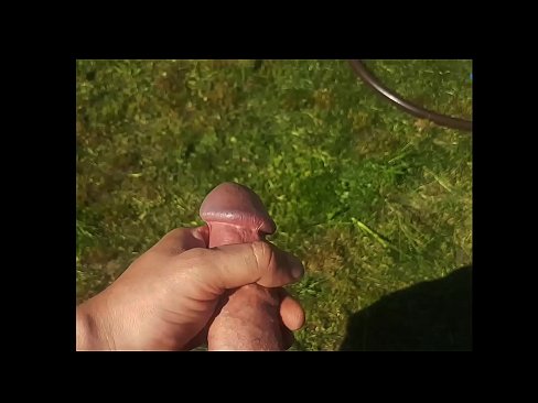 ❤️ Una guapa calenta es folla el seu cony rosa i es corre amb un esquitxat en un jardí d'estiu ☑ Vídeo de sexe a nosaltres ca.sexvideosex.top ﹏